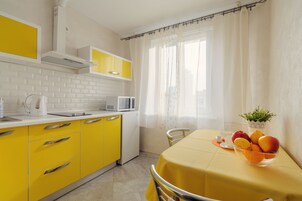 Apartamento básico | Cozinha privada | Geladeira, micro-ondas, cooktop, chaleira elétrica