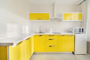 Apartamento básico | Cozinha privada | Geladeira, micro-ondas, cooktop, chaleira elétrica