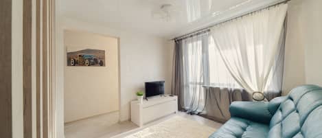 Appartement de base | Aire de séjour | Téléviseur à écran plat de 42 po avec télévision par câble