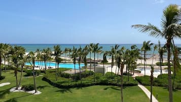 2 outdoor pools