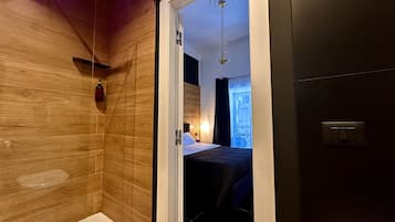 Deluxe Room | Bathroom | Free toiletries, hair dryer