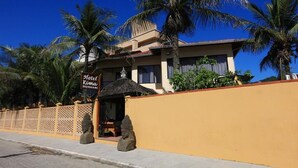 A hotel with a sign reading "Hotel Kima." - Hotel Kima (Bombinhas)