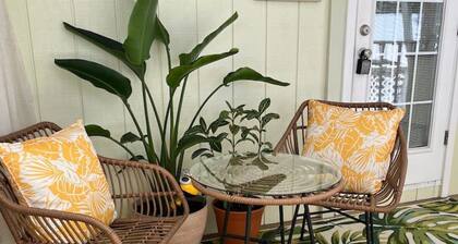 Cozy Heron Studio, walk to town, Parking for two