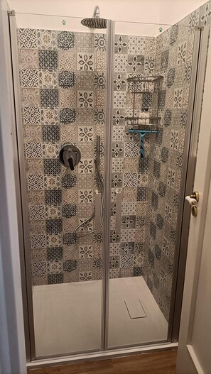 Bruser, miljøvenlige toiletartikler, hårtørrer, bidet