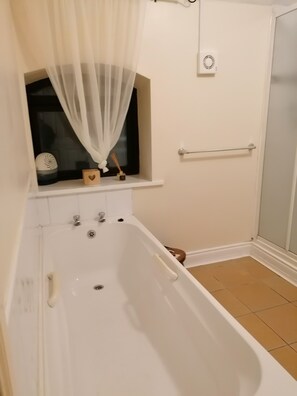 Departamento | Baño | Tina y regadera independientes, tina profunda, secadora de cabello 