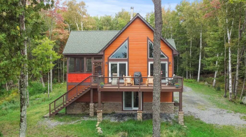 Lakefront home on Lake Abanakee with great views, cozy living room, pet friendly