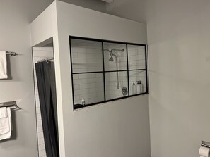 Een haardroger, handdoeken, zeep, toiletpapier