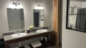 SĂšche-cheveux, serviettes fournies, savon, papier toilette