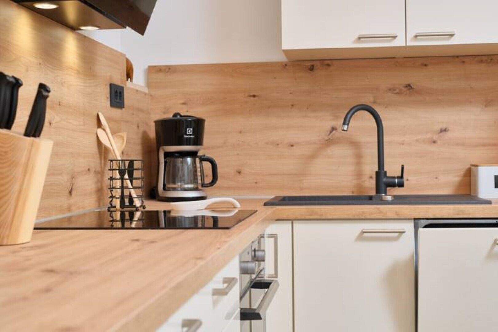 ثلاجة، فرن، موقد طهي مسطح، غسالة أطباق