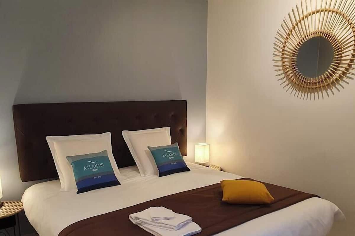 OCÉANE Rez de Jardin | Hypo-allergenic bedding available, memory foam beds, desk
