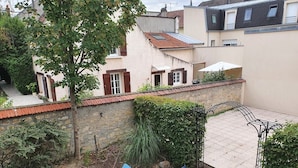 Un jardin avec un toboggan, une table et des chaises.
