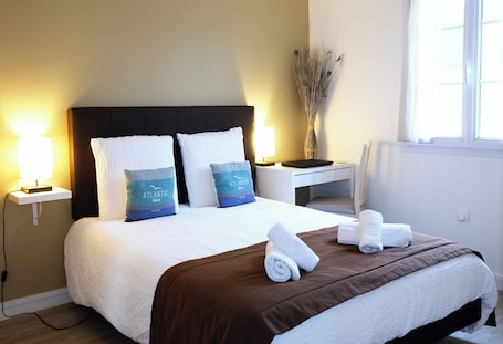 ESCALE | Hypo-allergenic bedding, memory-foam beds, individually furnished, desk. Hôtel et Chambres d'hôtes Les Mureaux - Les Chambres de la Marina