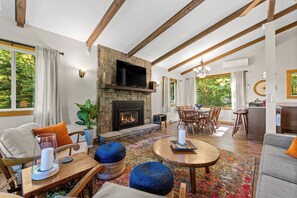 Smart TV, chimenea y monitor de computadora 