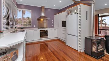 Een koelkast, een magnetron, een vaatwasser