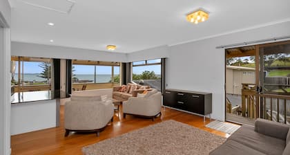 Seaside on Stratford - Cable Bay Holiday Home