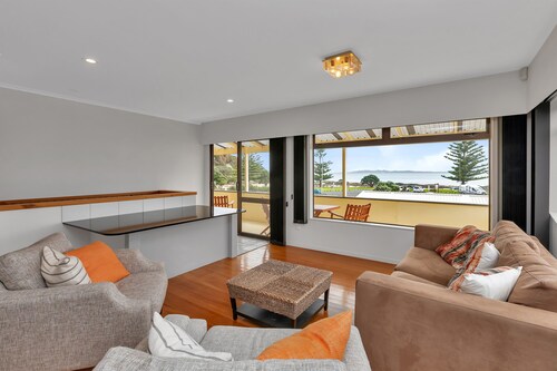 Seaside on Stratford - Cable Bay Holiday Home