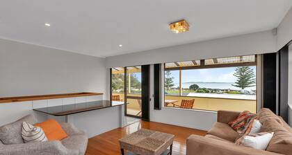 Seaside on Stratford - Cable Bay Holiday Home