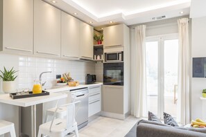 デラックス アパートメント | 専用キッチン | 大型冷蔵庫、オーブン、コンロ、電気ポット