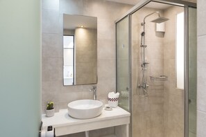 Departamento Deluxe | Baño | Regadera, secadora de cabello, toallas, jabón 