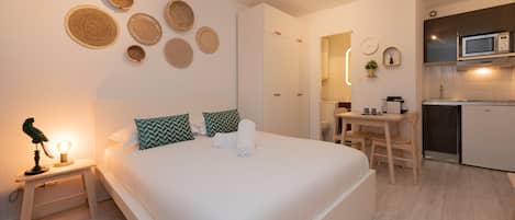 Iron/ironing board, free WiFi, bed sheets