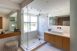 Douche, sèche-cheveux, serviettes fournies, savon