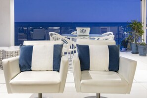 Outdoor dining - Clifton YOLO Spaces : Clifton Beachfront Penthouse (Cape Town)