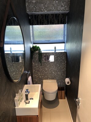 Shower, hair dryer, towels, soap - Clifton YOLO Spaces : Clifton Beachfront Penthouse (Cape Town)