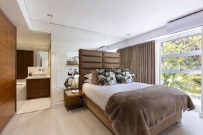 3 dormitorios, tabla de planchar con plancha, ropa de cama