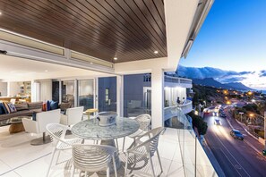 Outdoor dining - Clifton YOLO Spaces : Clifton Beachfront Penthouse (Cape Town)