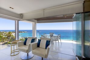 Outdoor dining - Clifton YOLO Spaces : Clifton Beachfront Penthouse (Cape Town)