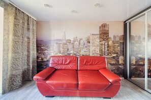 Leilighet – classic | Oppholdsområde | En 42-tommers Flatskjerm-TV med kabel-kanaler