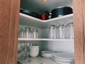 ヘアドライヤー、タオル、石鹸、トイレットペーパー