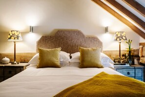 6 bedrooms, iron/ironing board, travel cot, WiFi - Luxury Farm Barn with Copper Top Bar and Hot Tub - Located in Rural Suffolk (Oakley)