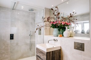 Hair dryer, towels, soap, toilet paper - Luxury Farm Barn with Copper Top Bar and Hot Tub - Located in Rural Suffolk (Oakley)