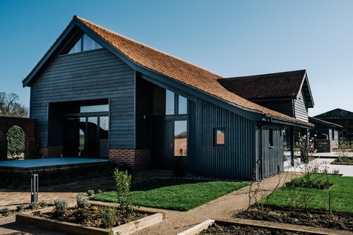 Luxury Farm Barn with Copper Top Bar and Hot Tub - Located in Rural Suffolk