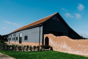Exterior - Luxury Farm Barn with Copper Top Bar and Hot Tub - Located in Rural Suffolk (Oakley)