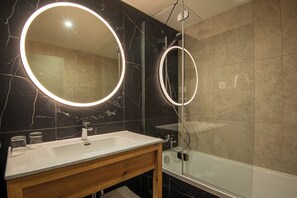 Bathtub, free toiletries, hair dryer, bathrobes - Castrum Hotel Székesfehérvár (Szekesfehervar)