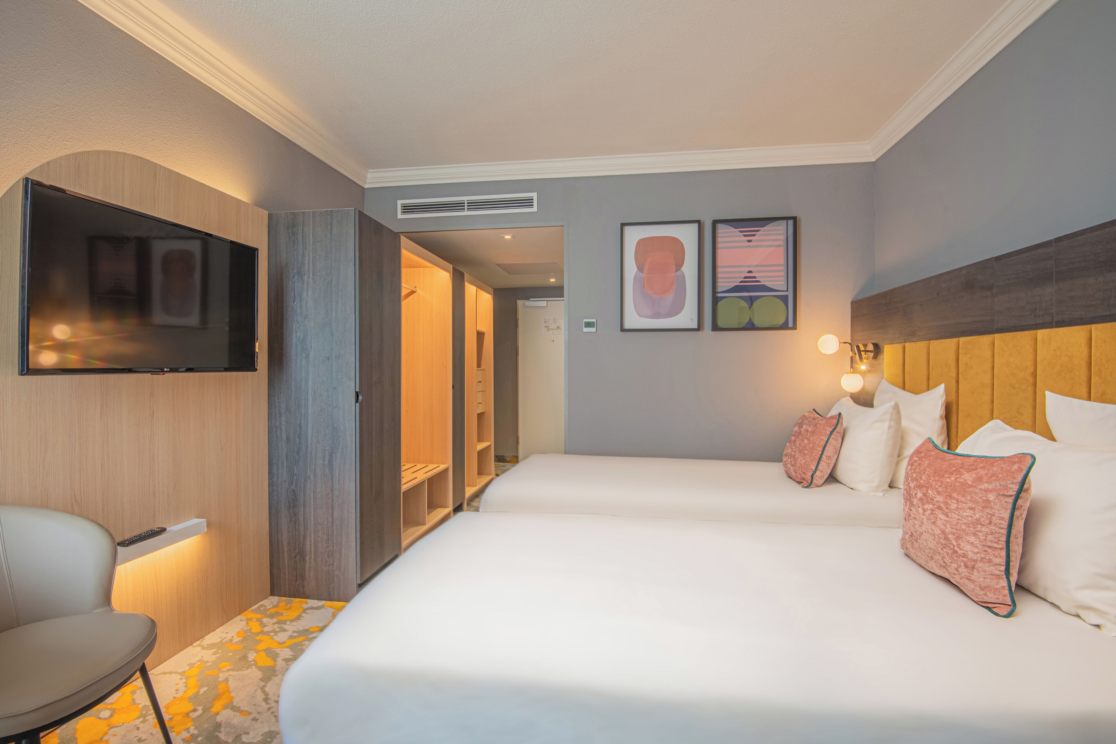 Minibar, in-room safe, WiFi (free), bed sheets