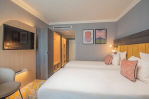 标准双床房 | 1 多间卧室、迷你吧、客房内保险箱、办公桌