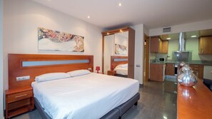 Iron/ironing board, WiFi, bed sheets - BeBarceloner Studios minutes from Pl Universidad (Barcelona)