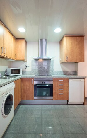 Kjøleskap, mikrobølgeovn, ovn og kaffetrakter/tekoker