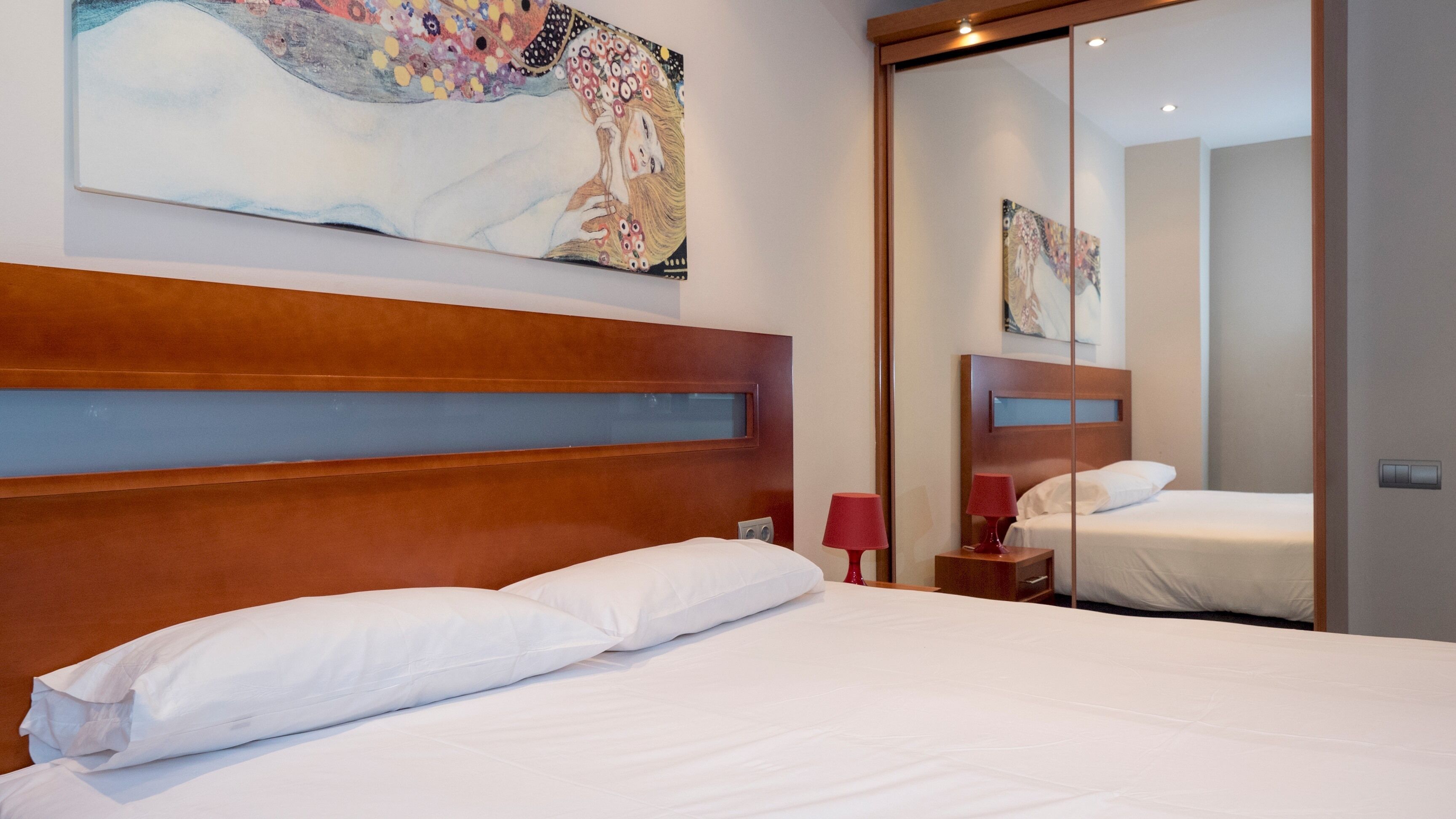 Tabla de planchar con plancha, wifi y ropa de cama 