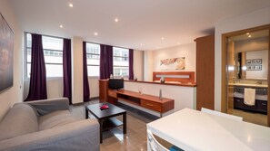 TV - BeBarceloner Studios minutes from Pl Universidad (Barcelona)