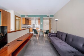 TV - BeBarceloner Studios minutes from Pl Universidad (Barcelona)