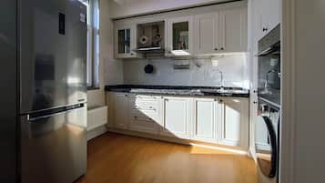 Kühlschrank, Mikrowelle, Geschirrspüler