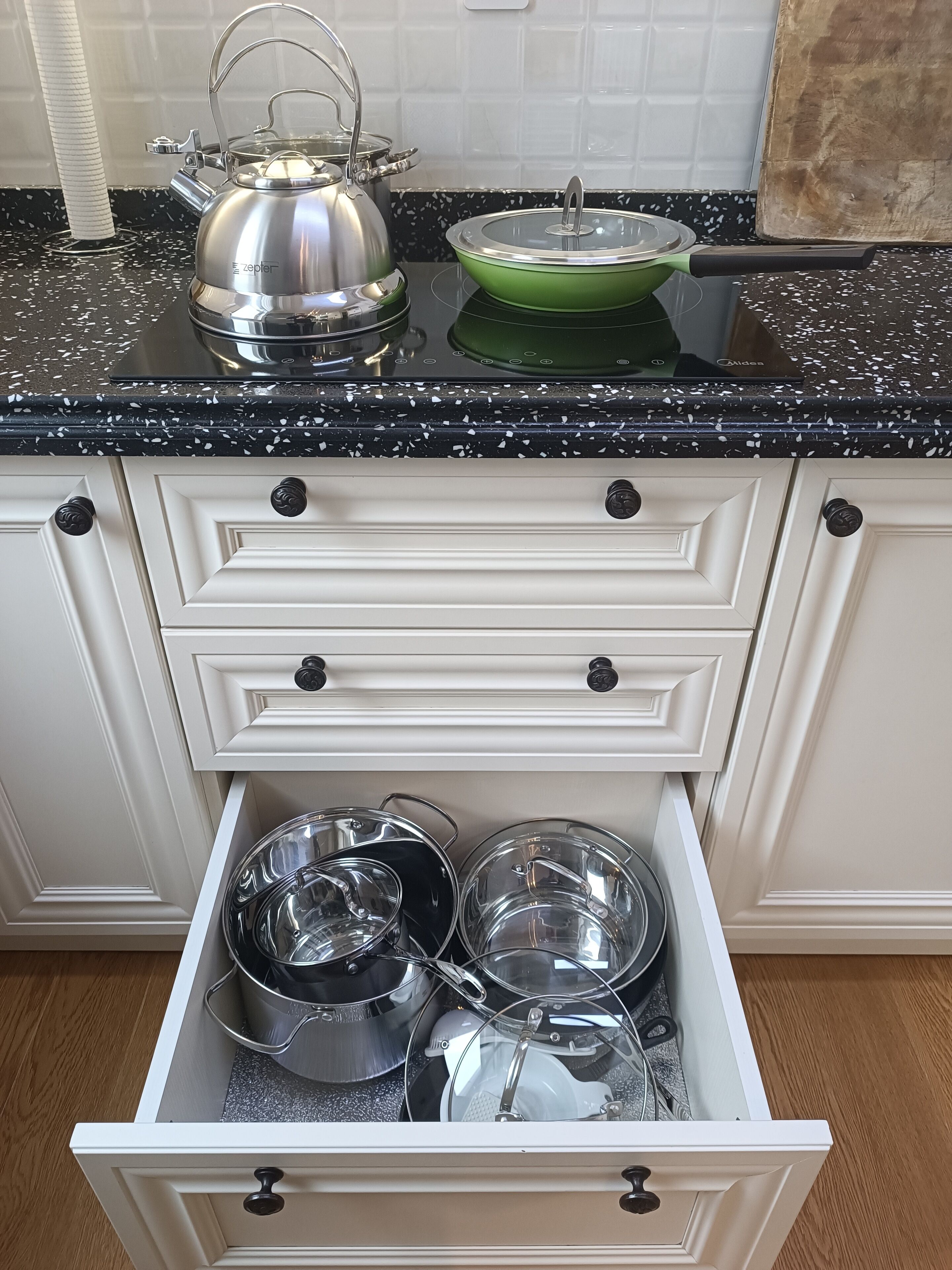 Kühlschrank, Mikrowelle, Geschirrspüler