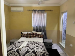 Classic Apartment | 2 bedrooms, soundproofing, iron/ironing board, free WiFi
