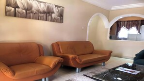 奢华公寓 | 起居区 | 36-英寸智能电视（配备有线频道）