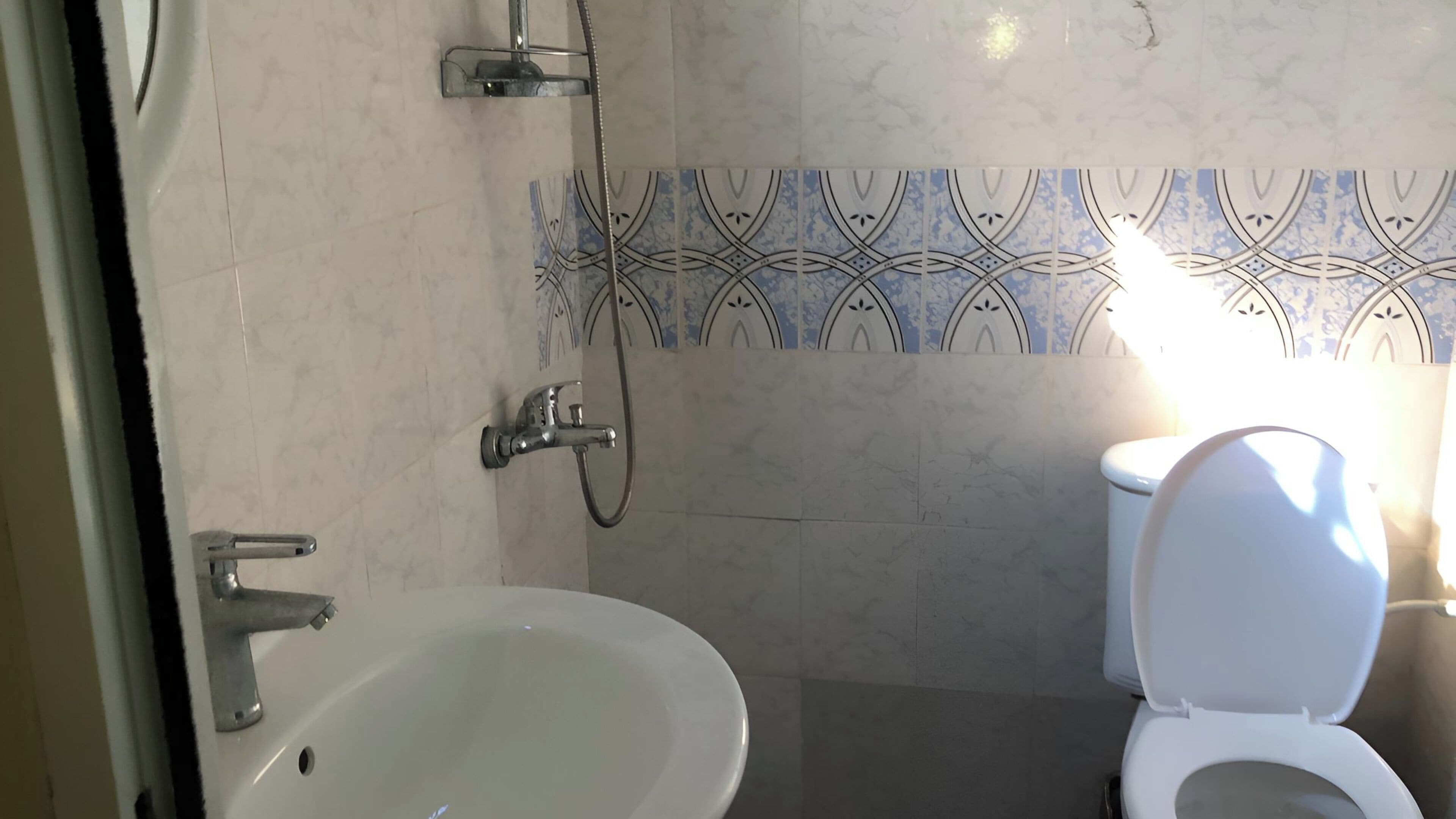 Kylpyhuone, jossa on kylpyamme, wc ja suihku.