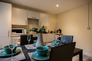 Appartement | Cuisine privée | Réfrigérateur, four à micro-ondes, un four, surface de cuisson